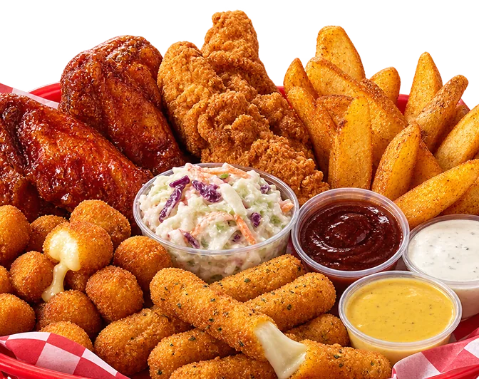 Game Day Combo mit Chicken Wings, Chicken Fingers, Fries, Cheese Bites und Dips