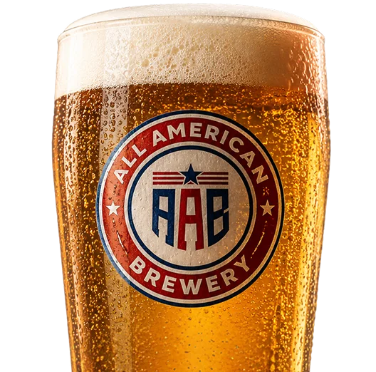 Frisch gezapftes AAB Hausbier im Glas mit All American Brewery Logo